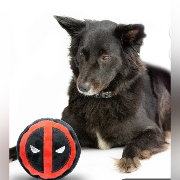 NWT Deadpool Emblem Plush Squeaker Round Dog Toy - Picture 4 of 6